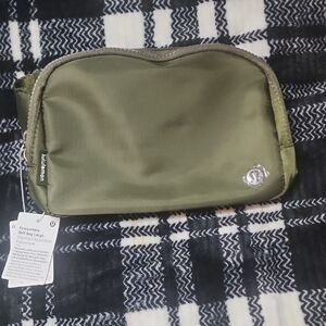lululemon athletica Olive 2L Belt Bag